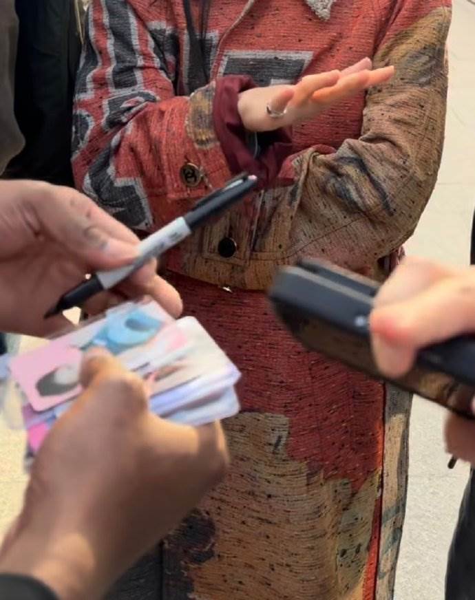 狗仔拿出一疊小卡，要求Jennie簽名。（圖／翻攝自微博）