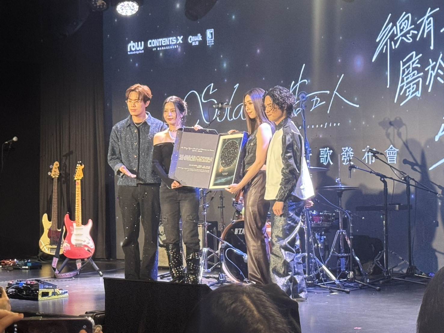 告五人在聽歌會上，也送頌樂（Solar）禮物。（圖／記者楊雅芸攝）