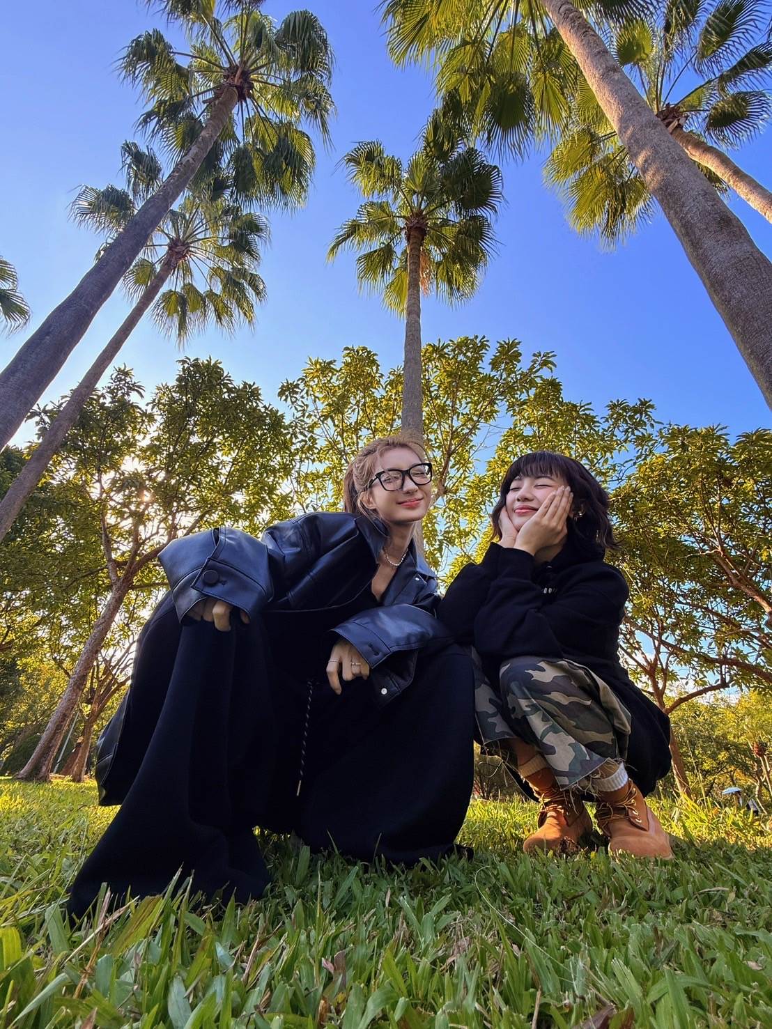 木木（林葦妮）和陳華一起當「一日狗保母」。（圖／華研國際提供）