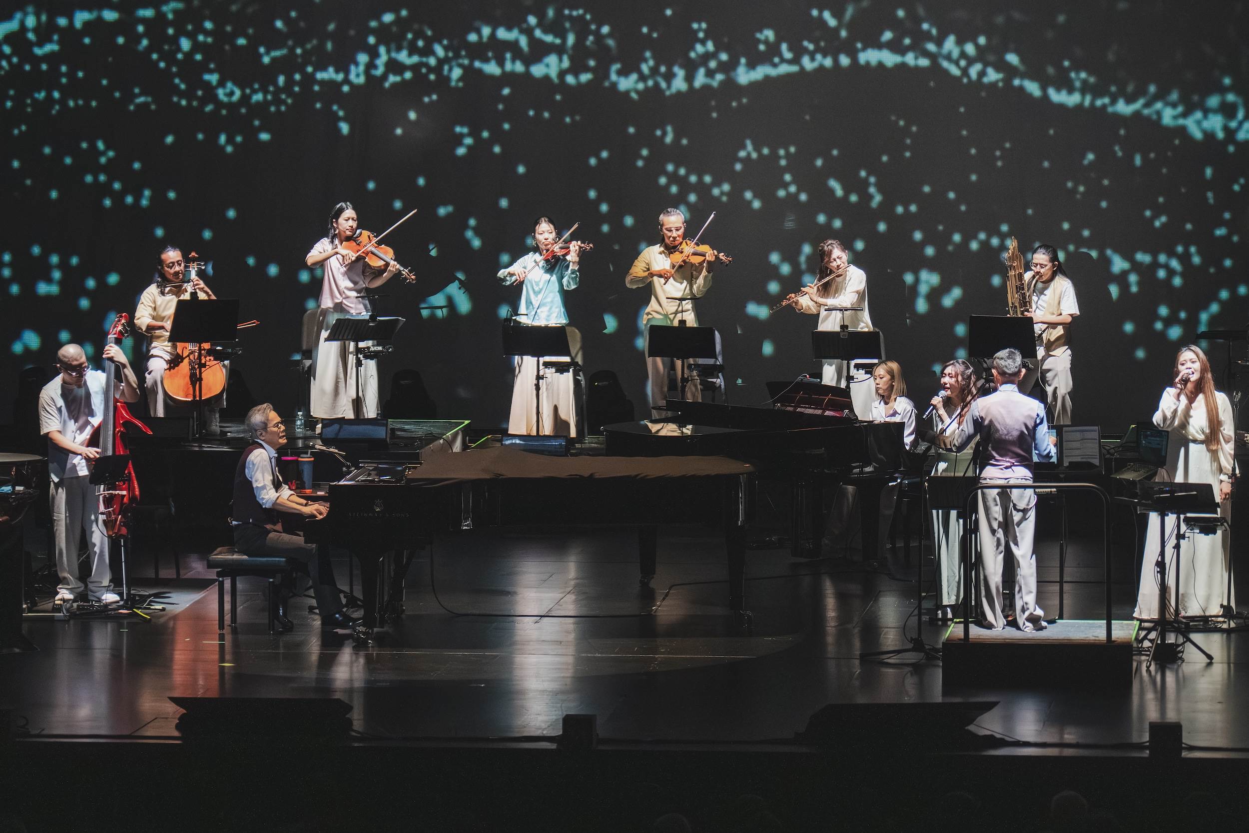 羅大佑展開《四季戀紅交響宴音樂會》巡迴演唱會與春龍交響樂團合作。（圖／大右音樂提供）