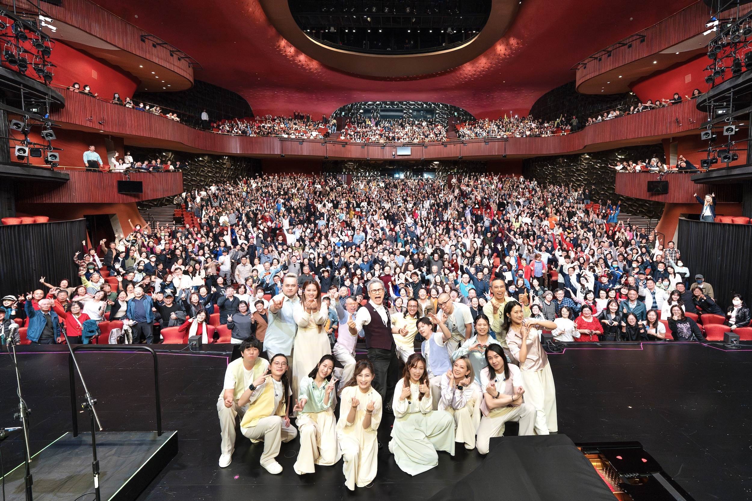 羅大佑《四季戀紅交響宴》音樂會台中場與觀眾大合照。（圖／大右音樂提供）