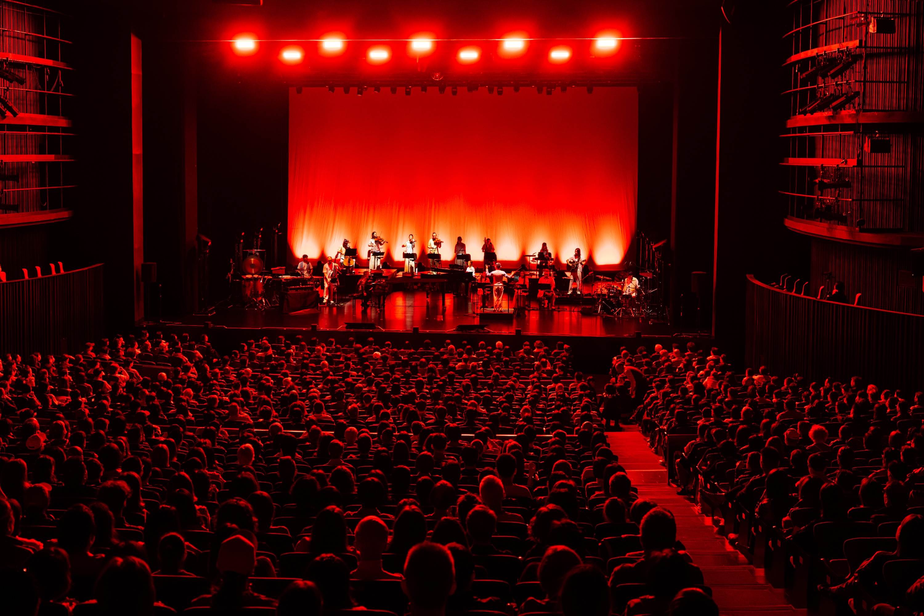 羅大佑《四季戀紅交響宴》音樂會選於歌劇院、音樂廳舉辦，讓原聲器樂在空間中展現最真實的震盪與層次。（圖／大右音樂提供）