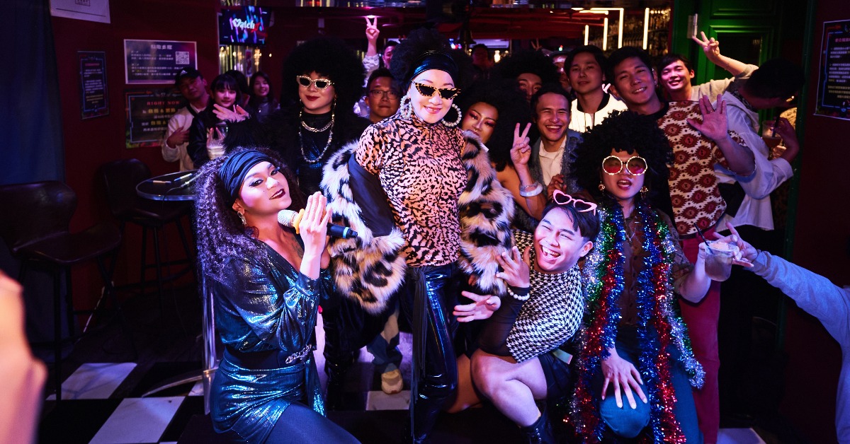「樂壇傳奇」比莉快閃台北東區同志友善的特色酒吧。（圖／環球音樂提供）