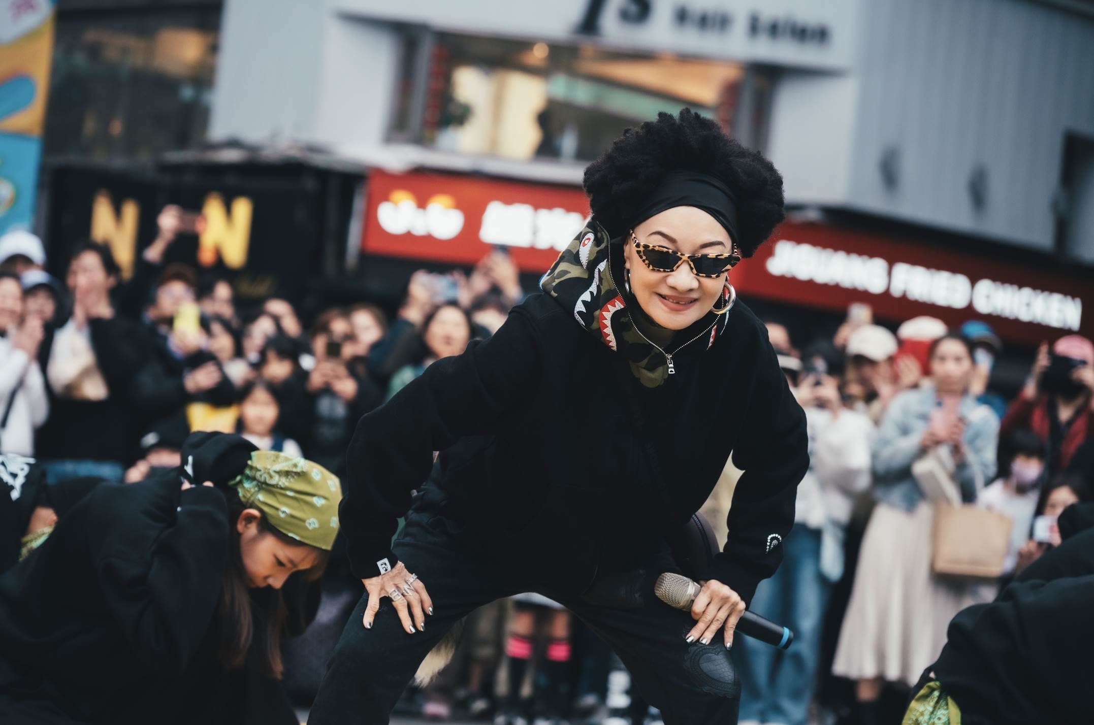 「樂壇傳奇」比莉38婦女節前進東西區進行戶外<a href='https://star.ebc.net.tw/search/tags/快閃/' target='_blank'>快閃</a>。（圖／環球音樂提供）