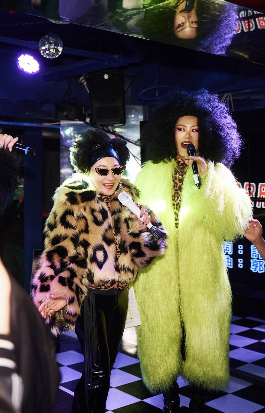 比莉邀請有女明星鬆弛劑之稱的「那那大師」助陣。（圖／環球音樂提供）