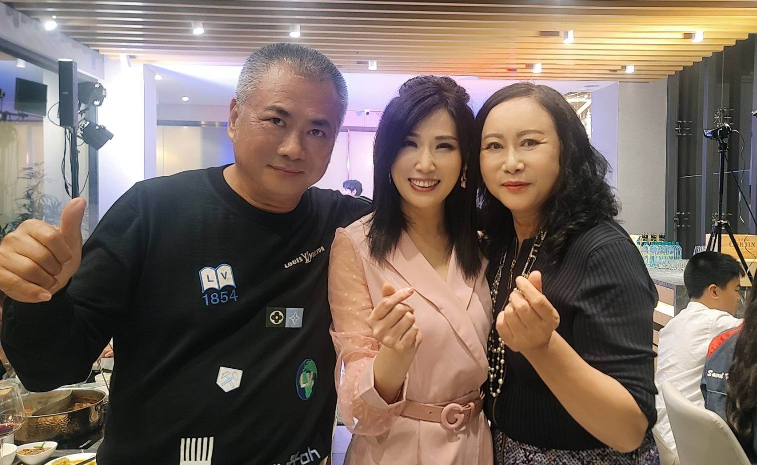 嘉楠集團總裁陳和春、余秀娟和總裁夫人陳麗華。（圖／百福銓盛娛樂提供）