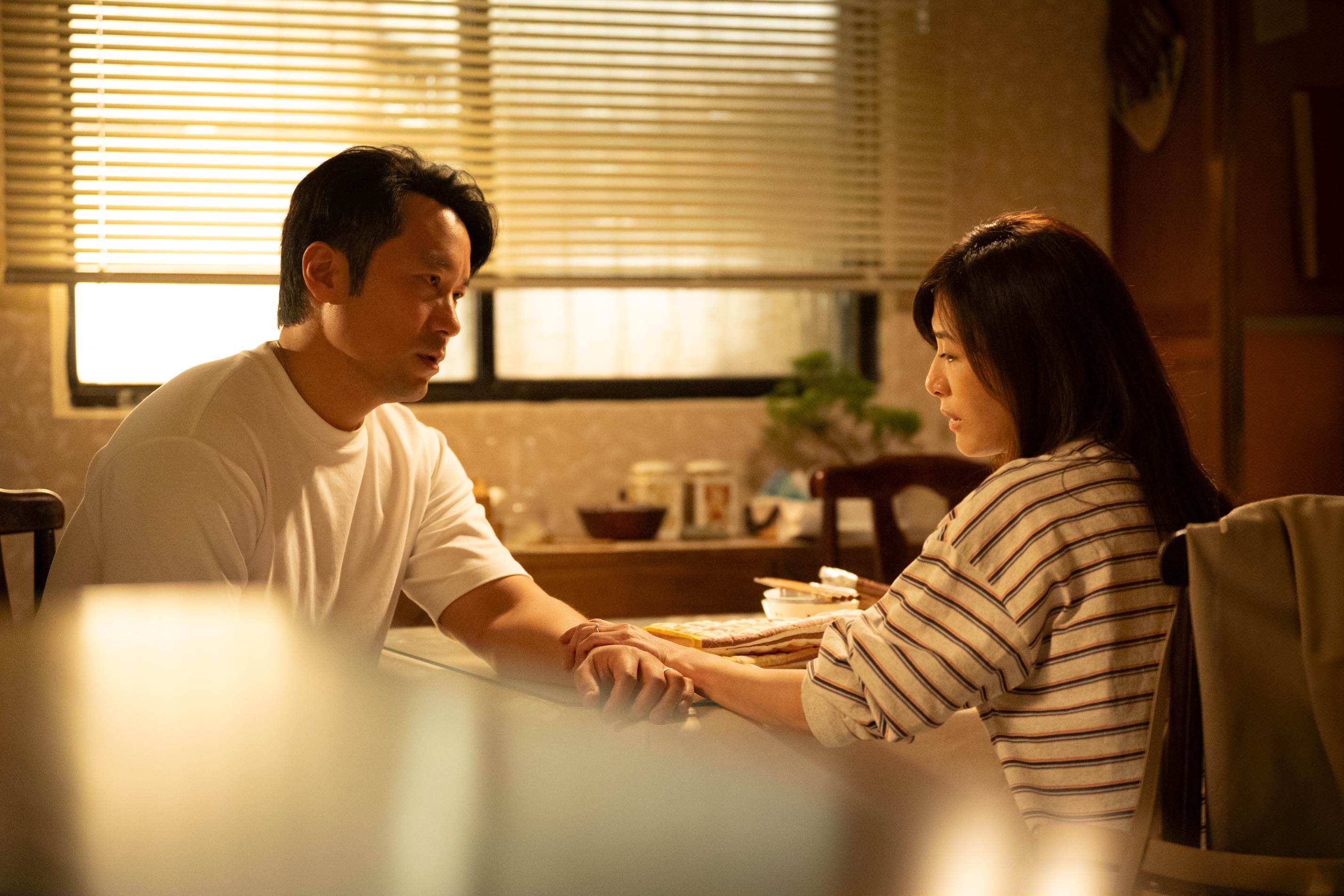 張孝全飾演事業愛情兩頭空廢中年樂團主唱。（圖／公視提供）