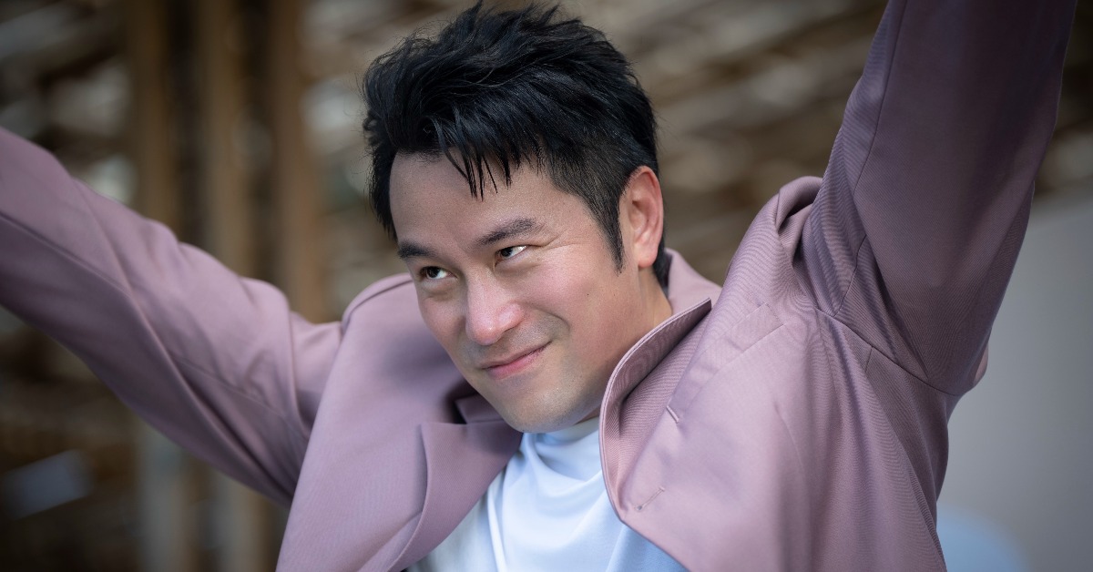 張孝全在劇中飾演的廢中年周可傑是一個有「歐巴病」的中年偶像。（圖／公視提供）