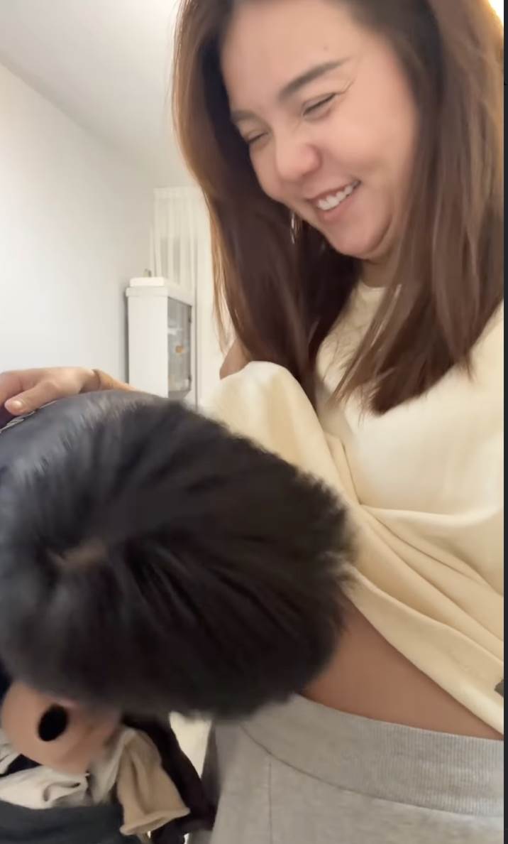 百萬YouTube頻道「欸你這週要幹嘛」老吳激動親吻Shine的肚皮。（圖／翻攝自Shine IG）