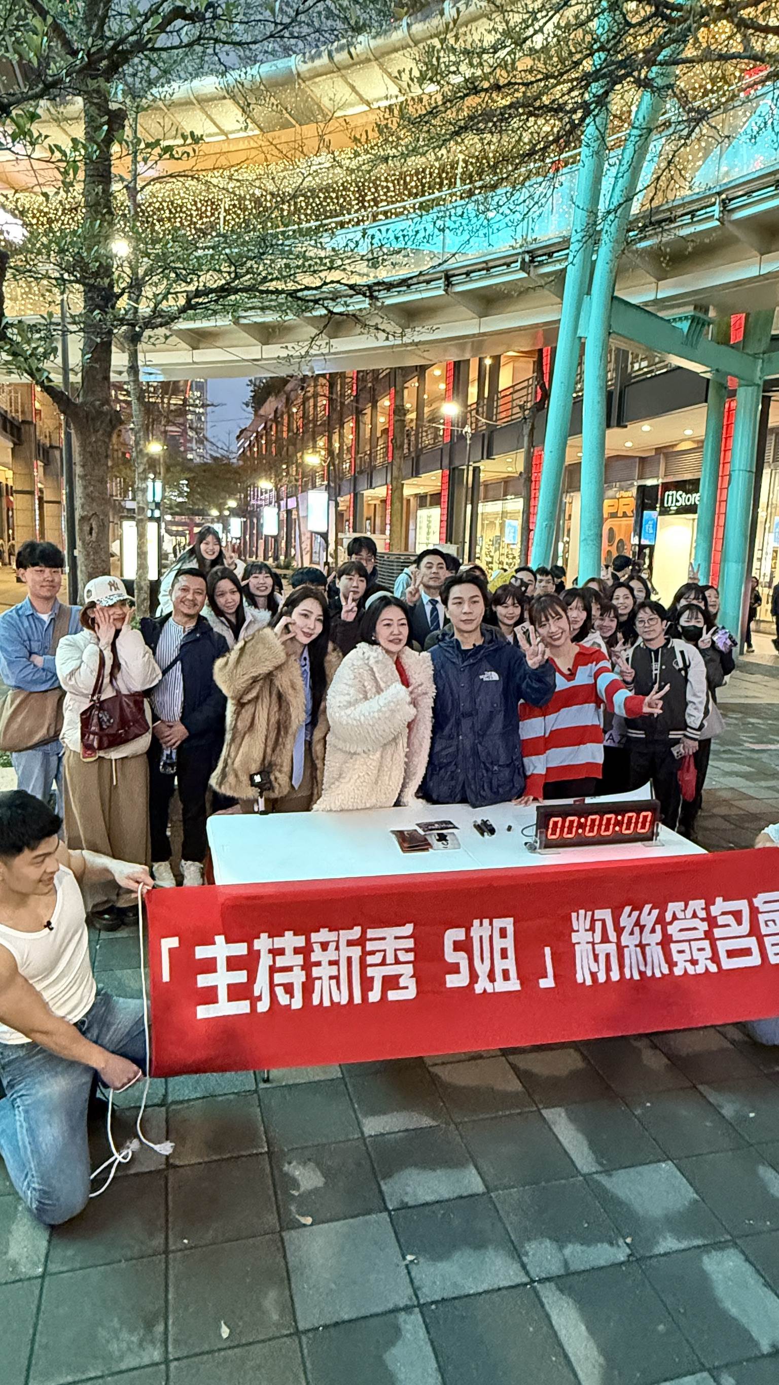 小S驚喜現身信義區辦簽名會。（圖／讀者提供）