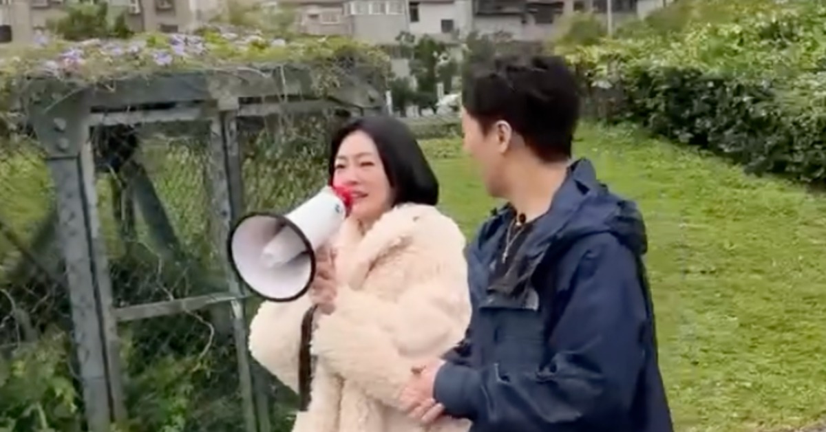 小S與派翠克在信義區街頭宣傳快閃簽名活動。（圖／讀者提供）