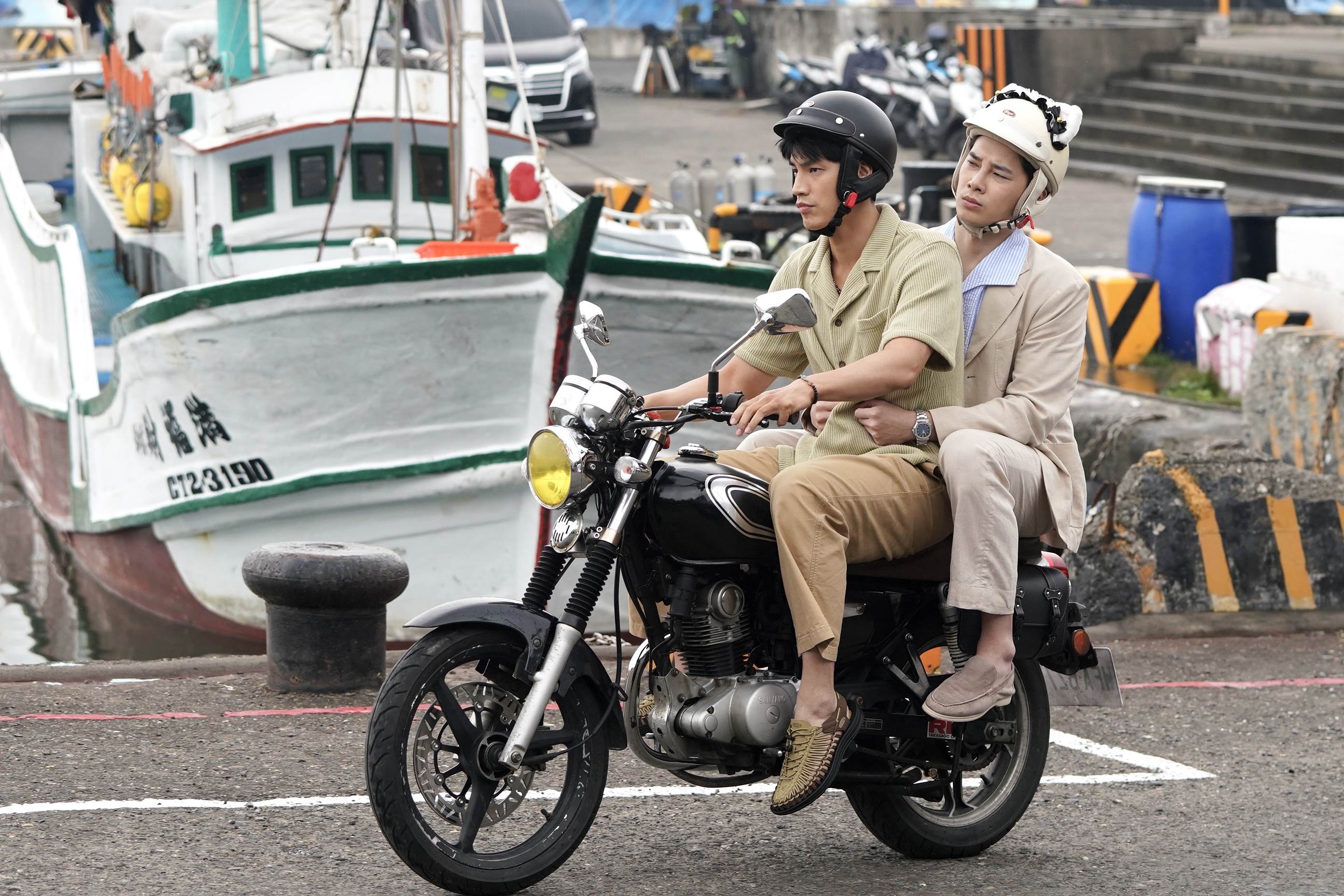 羅宏正騎車，宋偉恩坐在後座緊緊環抱。（圖／答人文創提供）