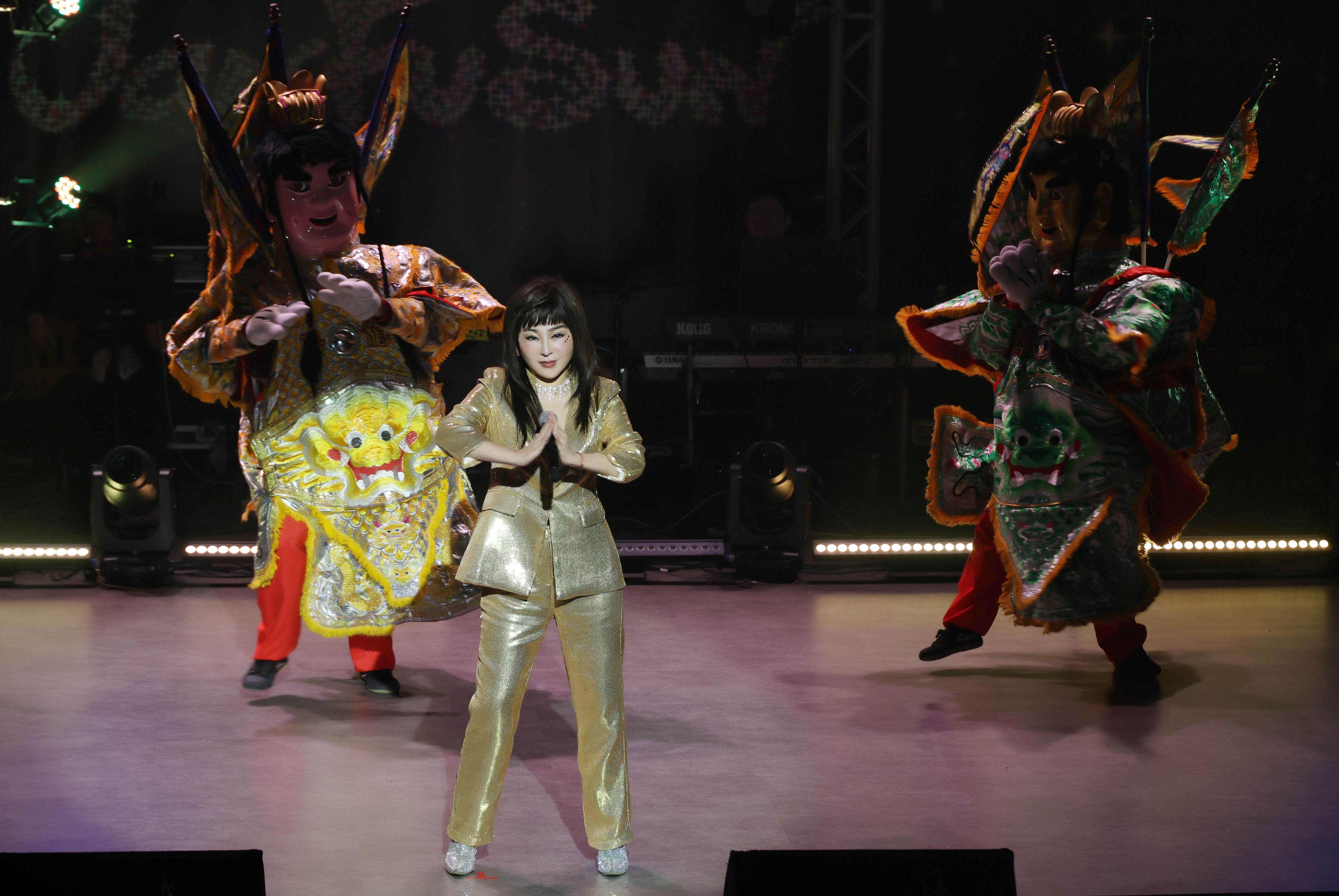 王彩樺與電音三太子在耐斯歌廳秀火力全開。（圖／劍湖山世界提供）