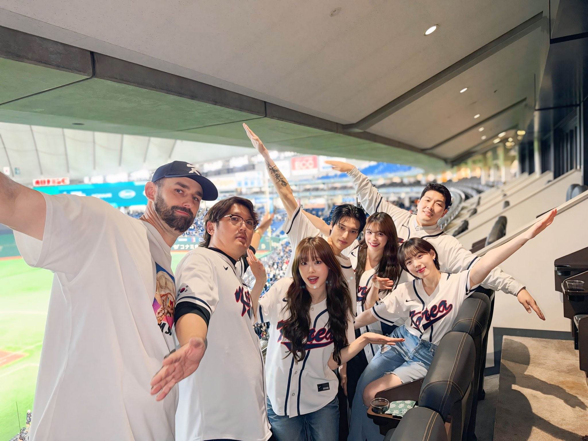 男團ATEEZ成員友榮擔任開球嘉賓，結束後回包廂和本月少女的Chuu（金智雨）、啦啦隊李多慧、河智媛等在一起為韓國應援。（圖／翻攝自MLB Korea X）