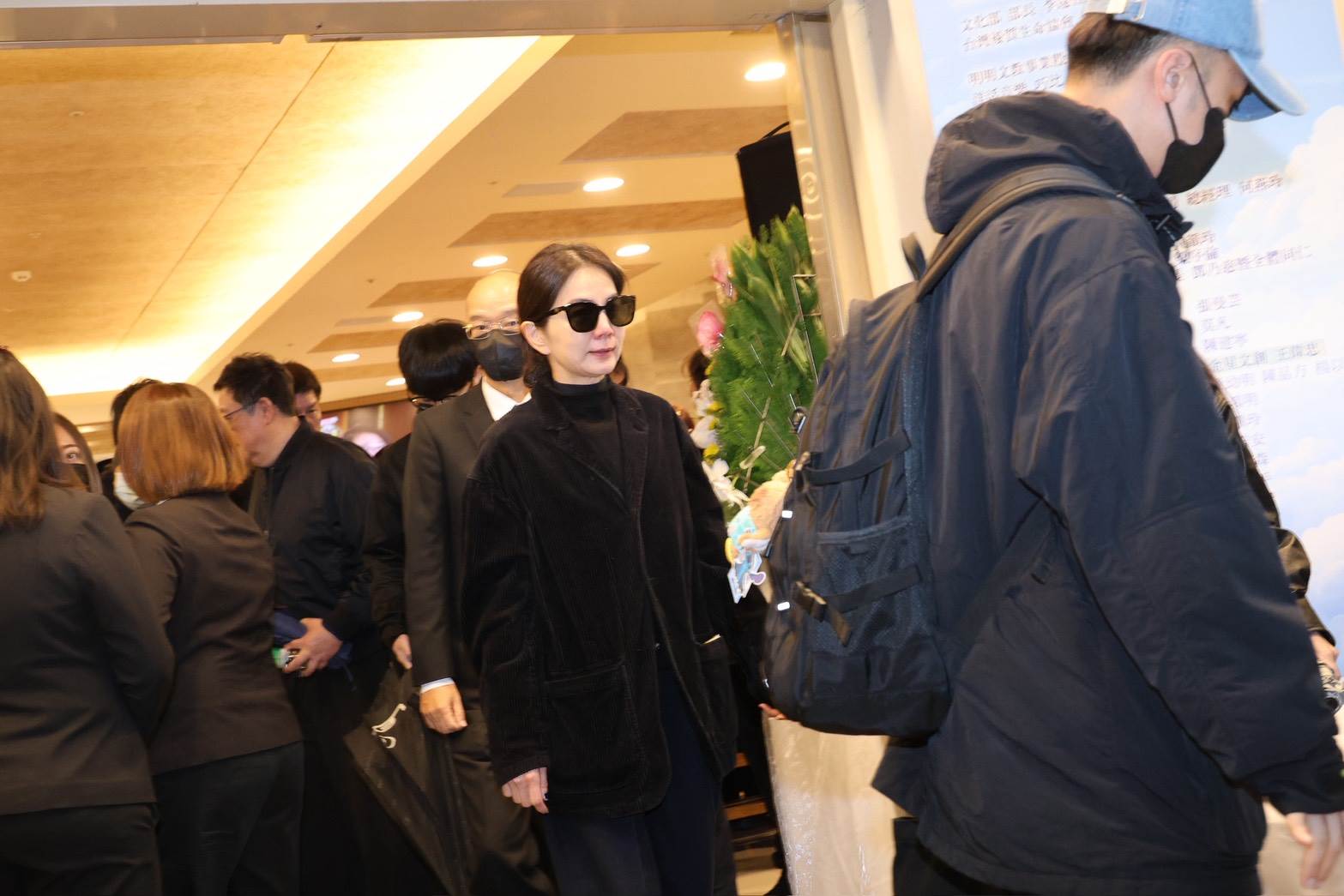 Ella悲痛送別恩師袁惟仁。（圖／東森娛樂）