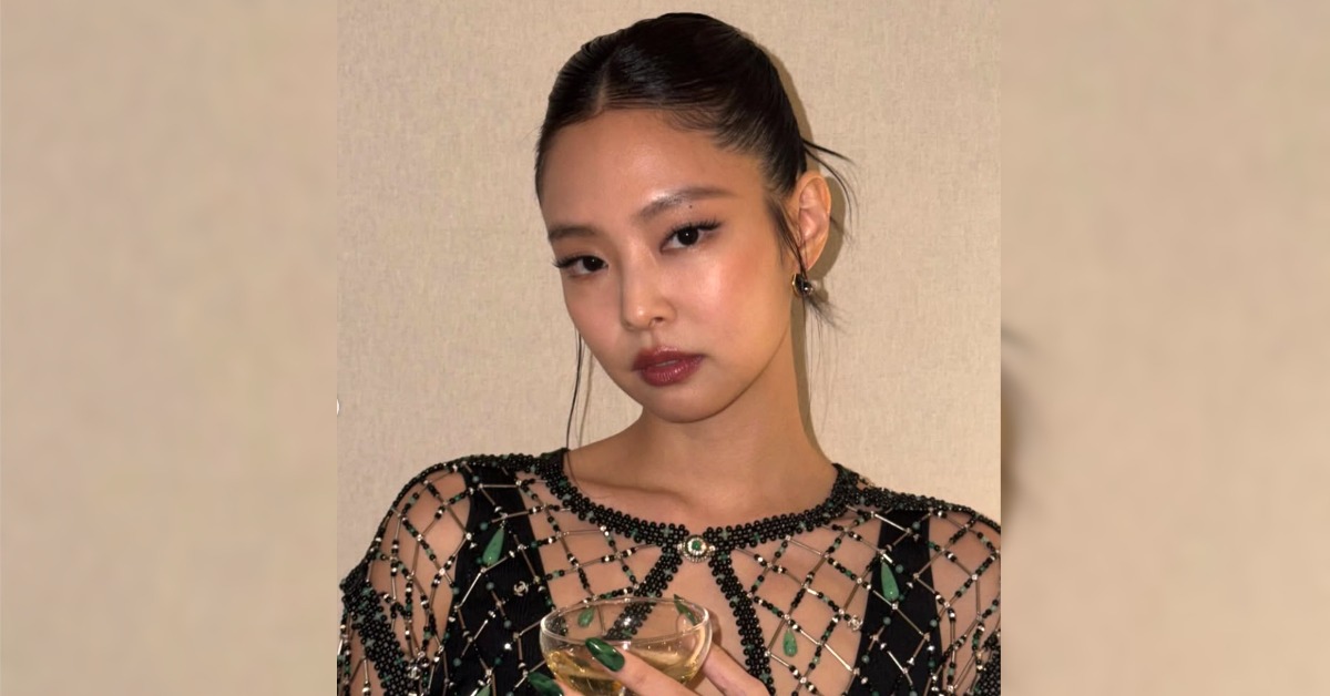 南韓女團BLACKPINK成員Jennie近日在法國巴黎遭粉絲圍堵，今（10日）分享美照，徒就出現中指照。（圖／翻攝自Jennie IG）