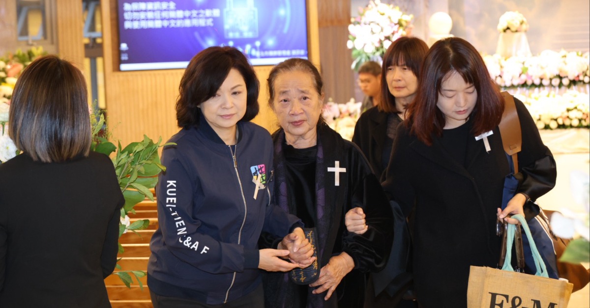 袁媽媽在楊貴媚攙扶下步出會場。（圖／東森娛樂）