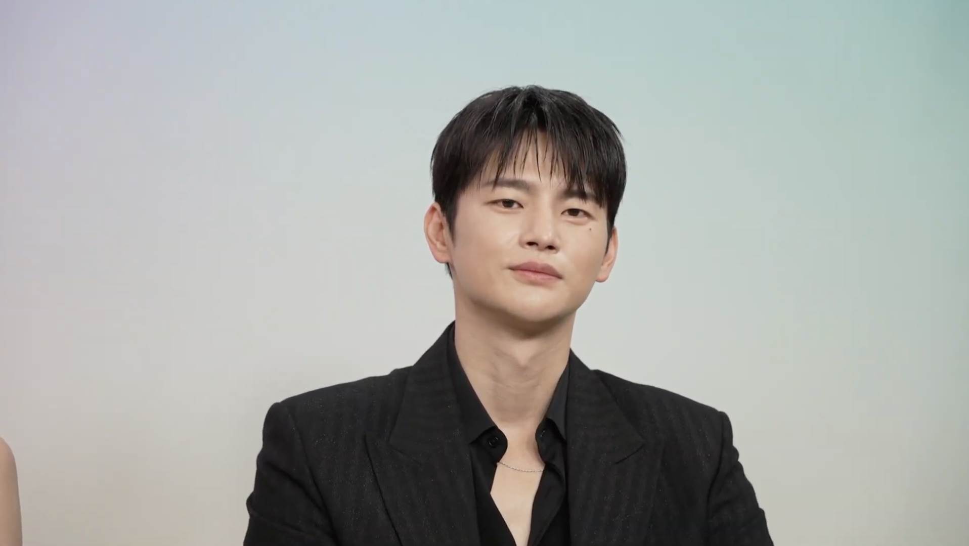 韓劇《訂閱男友》徐仁國日前接受連線訪問，對於出現多位「虛擬男友」不怕被壓風采。（圖／翻攝自Netflix）