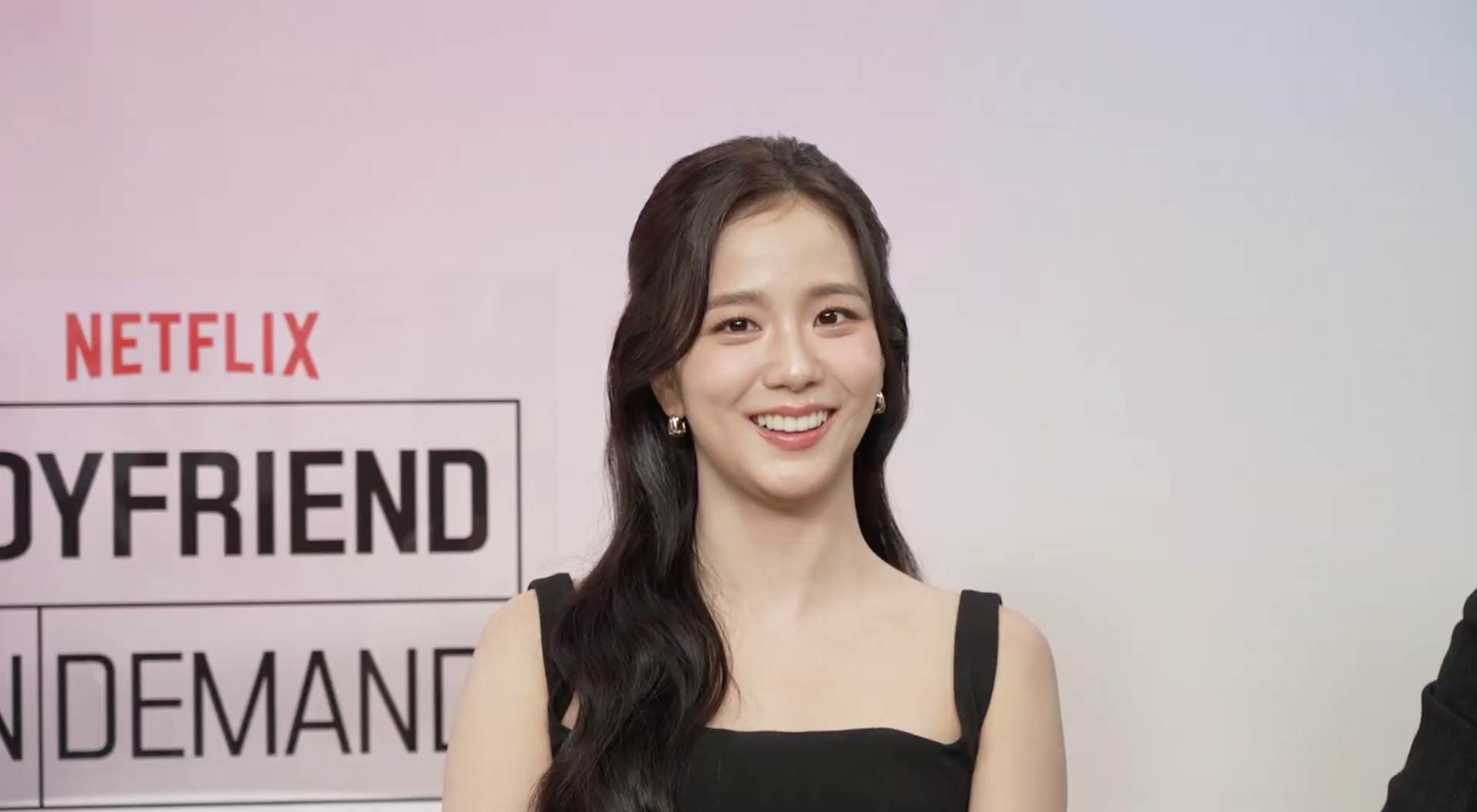 韓劇《訂閱男友》Jisoo（金智秀）坦認自己和徐未來一樣對於肉麻橋段沒轍。（圖／翻攝自Netflix）