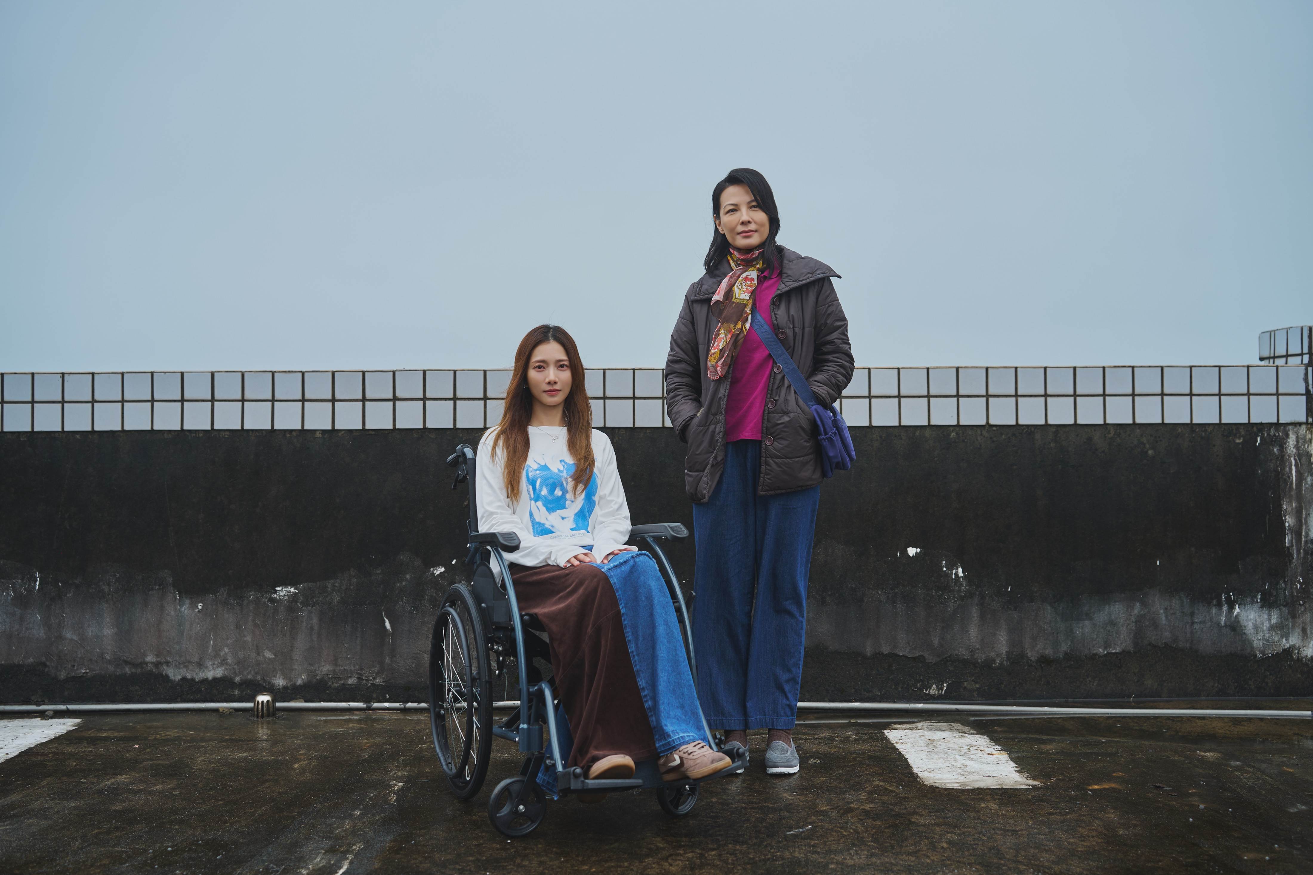 八三夭〈你就是我無可替代〉MV蔡黃汝飾演行動不便的女主角，陳孝萱則飾演思念亡子的母親。（圖／索尼音樂提供）