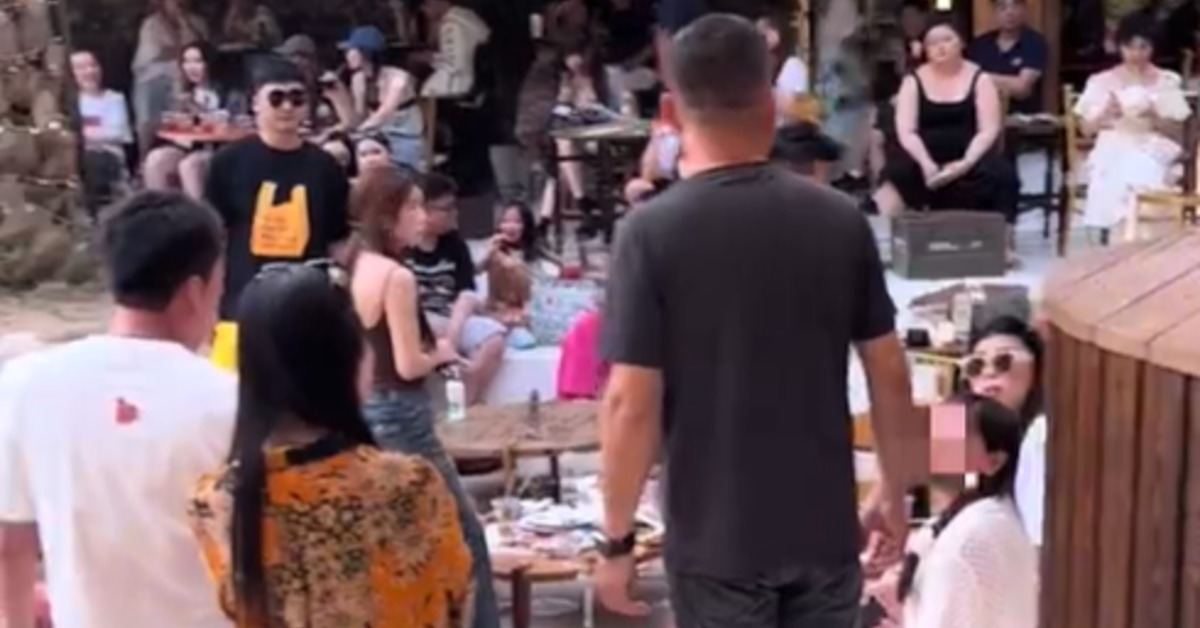 中國雲南西雙版納一處景區，被遊客指控，因為有明星要到現場錄節目，直接要求清場，質疑耍特權。（圖／翻攝自微博@笑一會兒得了）