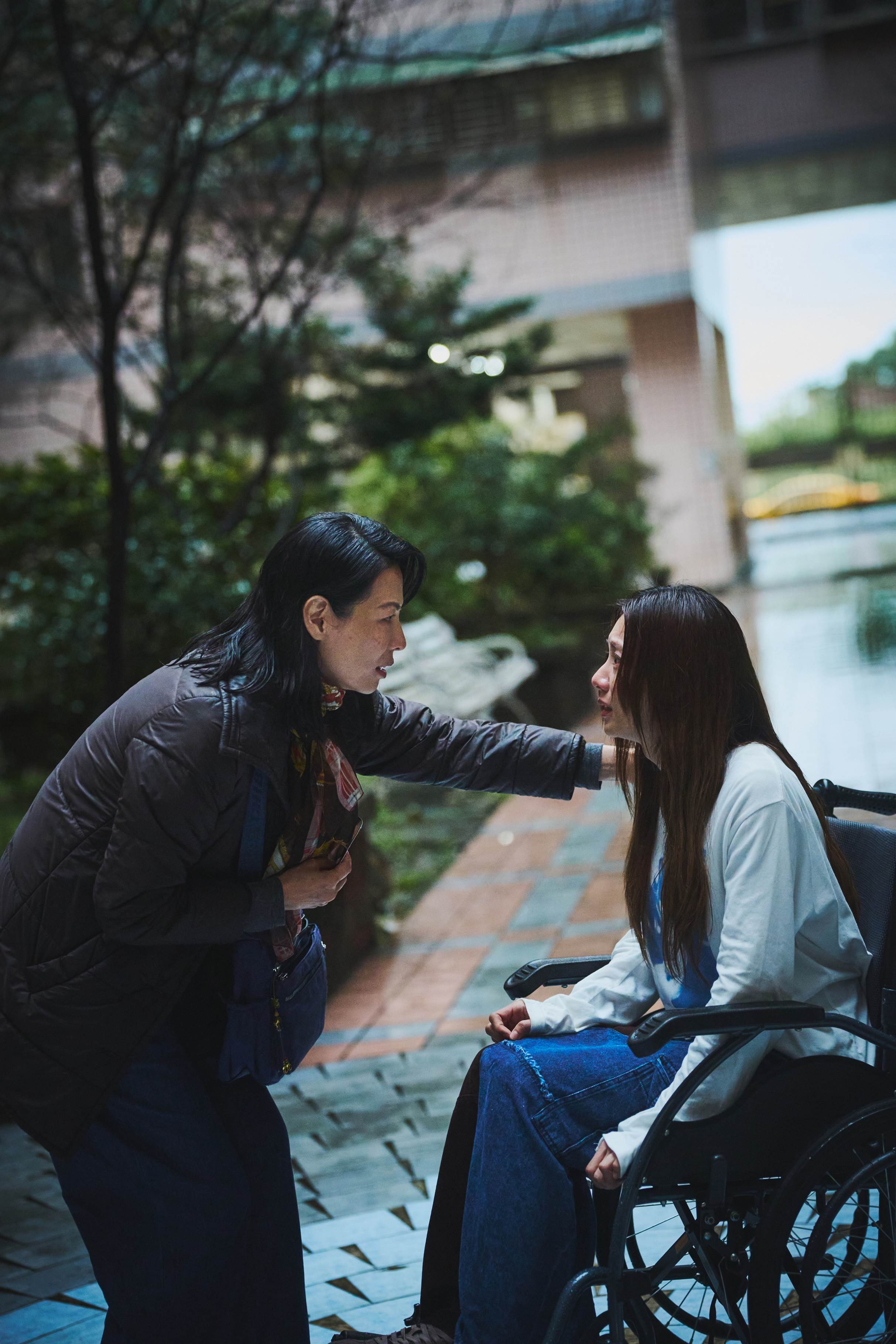 八三夭〈你就是我無可替代〉MV蔡黃汝（右）和陳孝萱（左）主演。（圖／索尼音樂提供）
