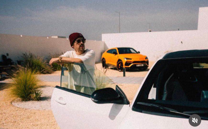 長年居住在杜拜、身價數億資產的靈性企業家阿卡莎納。（圖／FIVE TWO EIGHT 五二八提供）