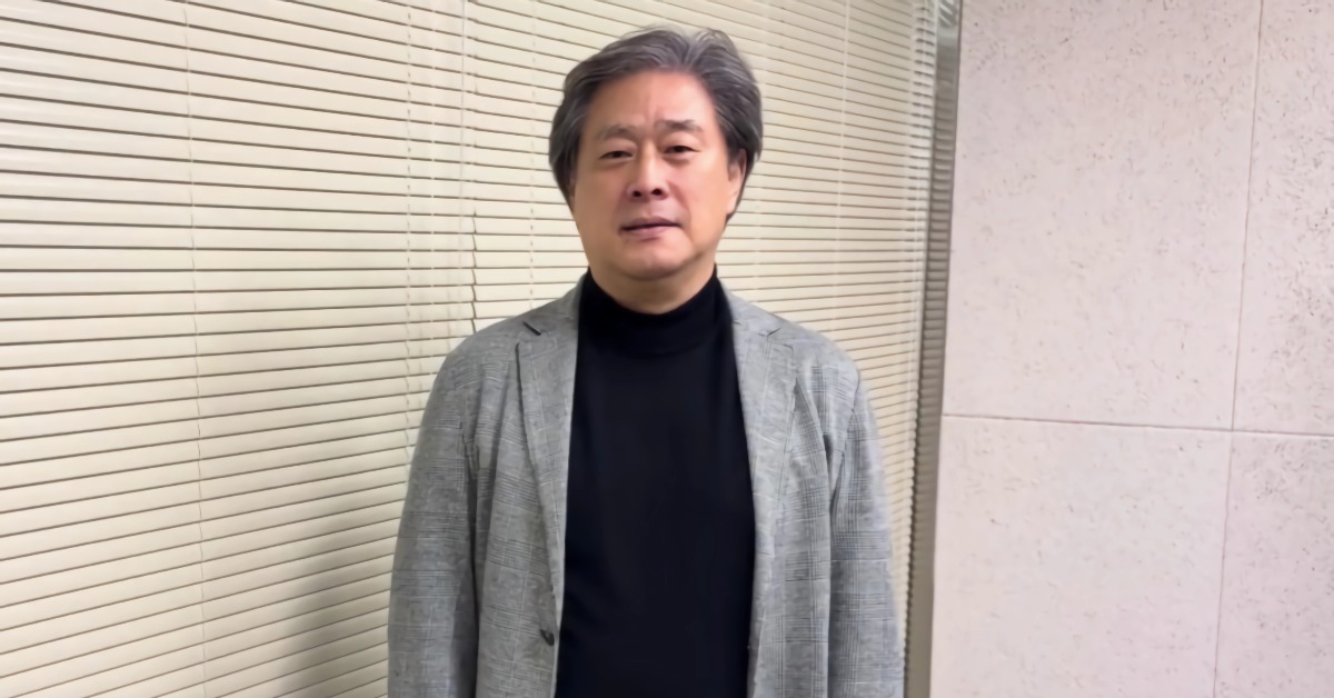 韓國名導朴贊郁為成名代表作《JSA共同警戒區》重映，錄影片和台粉打招呼。（圖／CATCHPLAY提供）