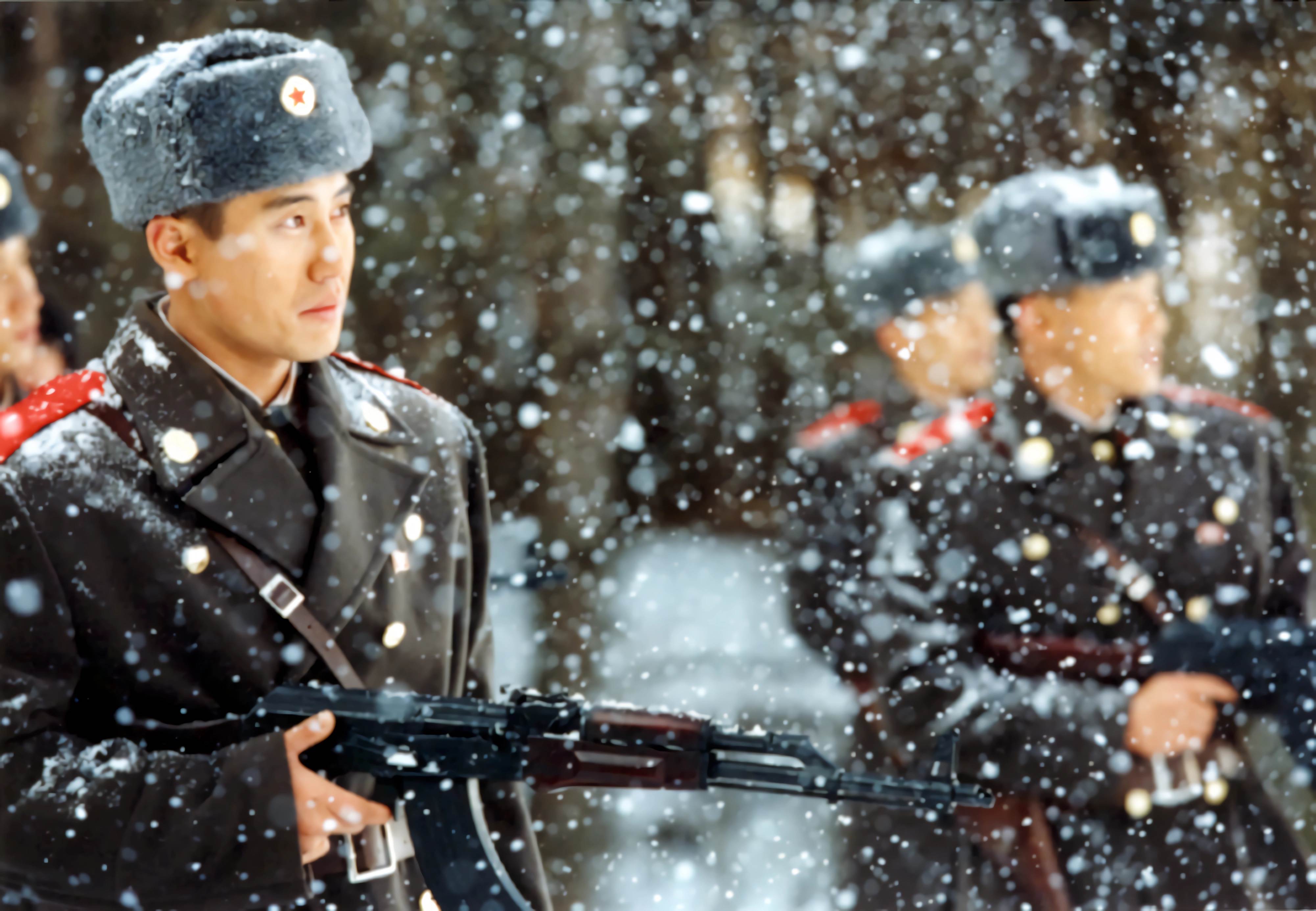 朴贊郁導演《JSA共同警戒區》描繪韓半島局勢下的禁忌情誼。（圖／CATCHPLAY提供）