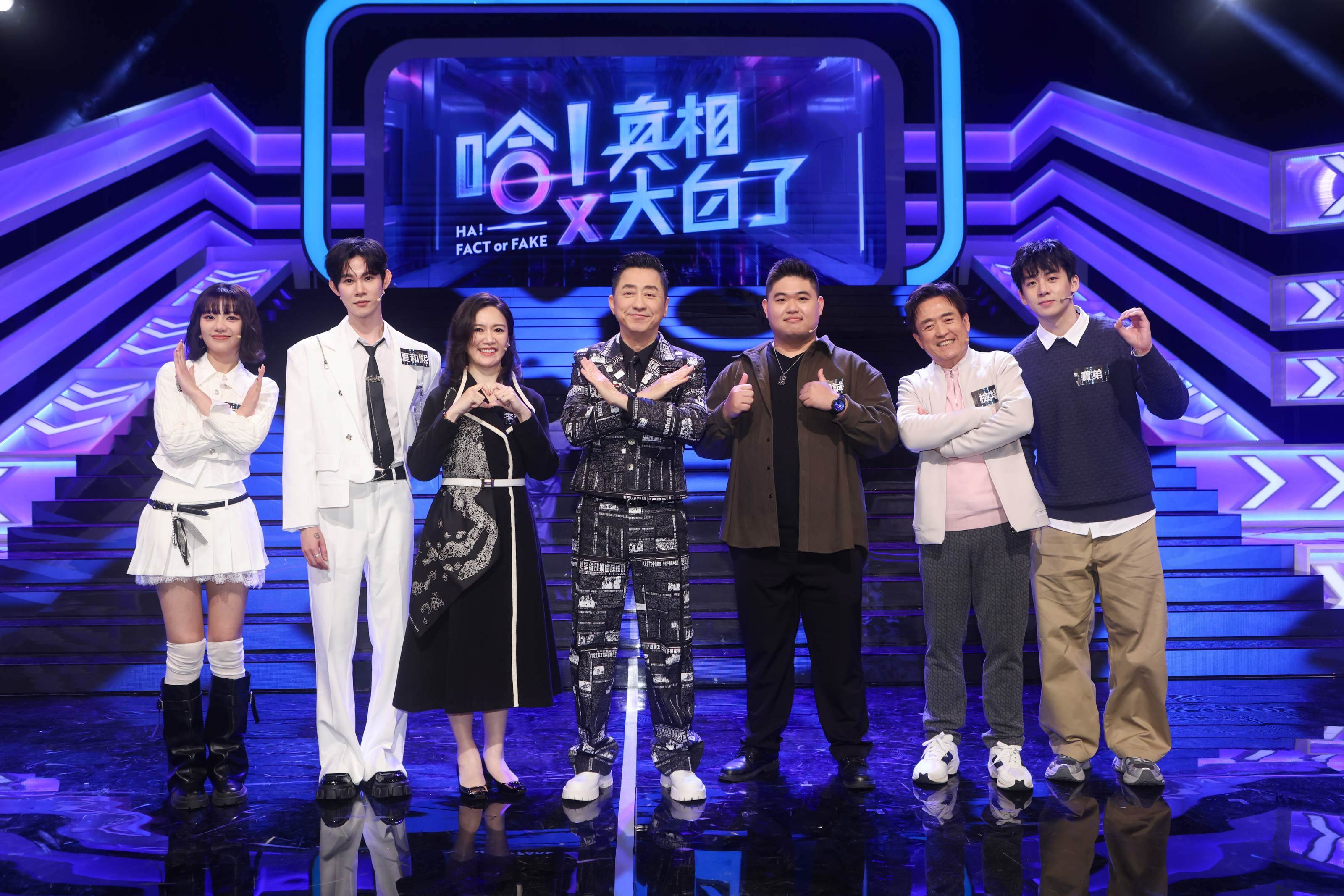 木木（左起）、夏和熙、李薇薇，與大坦承、檢場、寶弟同上節目。（圖／公視提供）