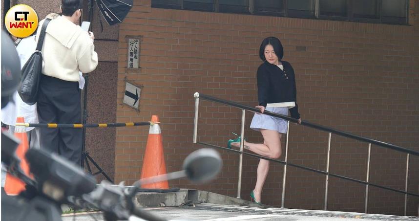 請假一年宣布復工的小S，在拍攝時如行雲流水般擺出一連串嫵媚表情與性感Pose。（圖／CTWANT）