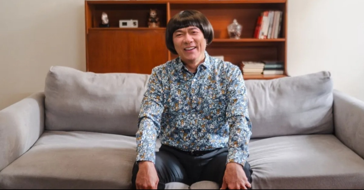 很多人記憶中的「豬大哥」，總是頂著招牌髮型、說著幽默台語。（圖／甲上娛樂提供）