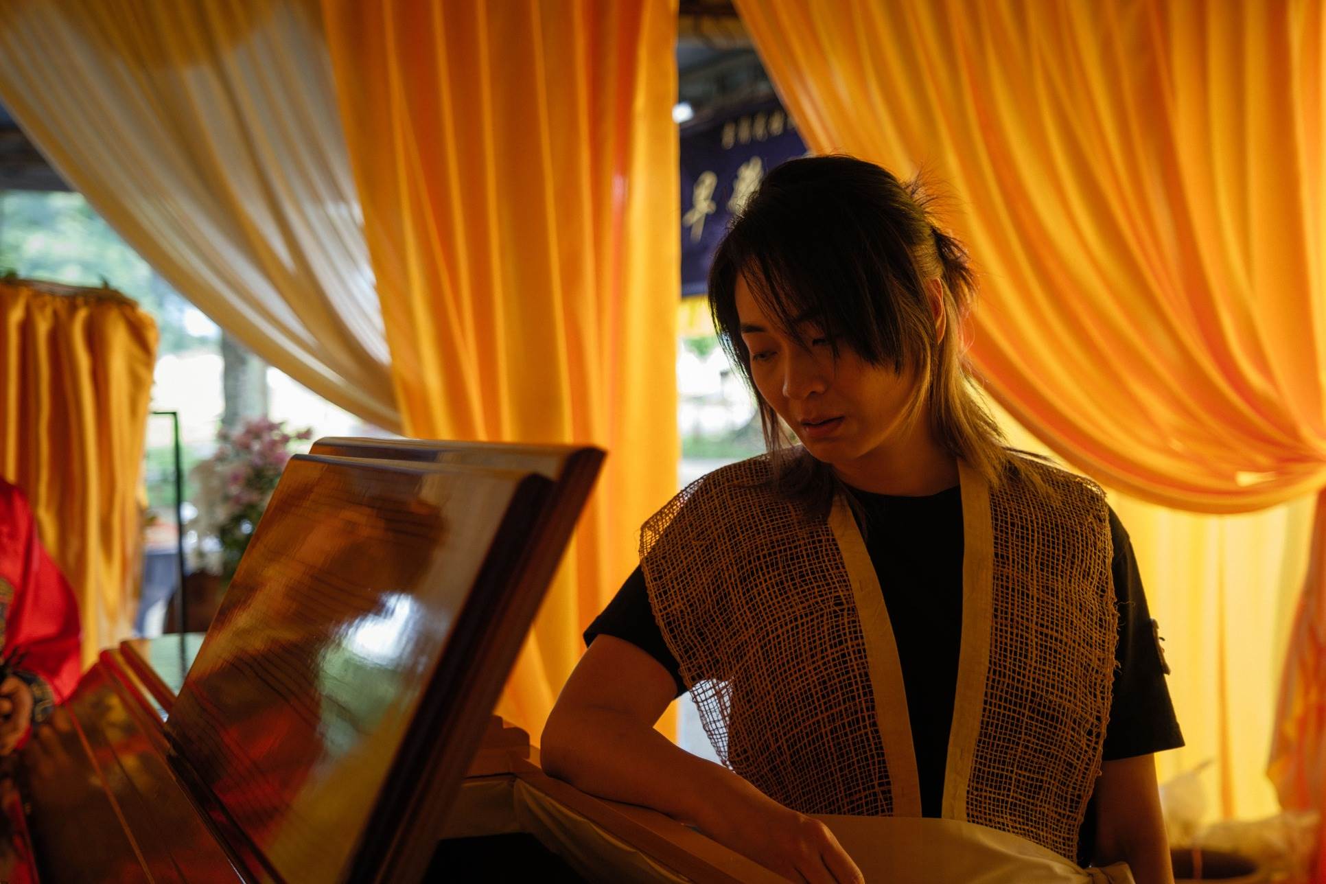 陳雪甄在《人生海海》片中飾演在父親喪禮中守護儀式的妹妹水雲。（圖／甲上娛樂）