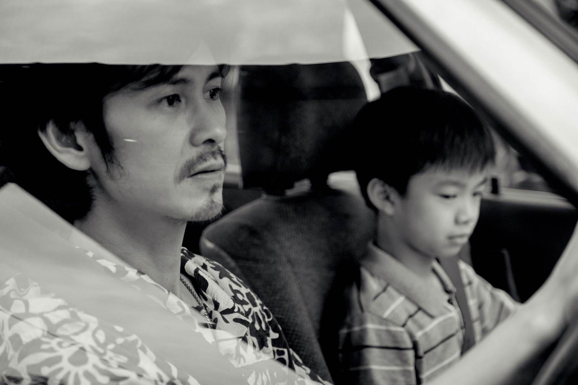 《人生海海》片中父親抱持「蛇系生存哲學」，教導孩子要像蛇一樣「繞來繞去才有路」。（圖／甲上娛樂）