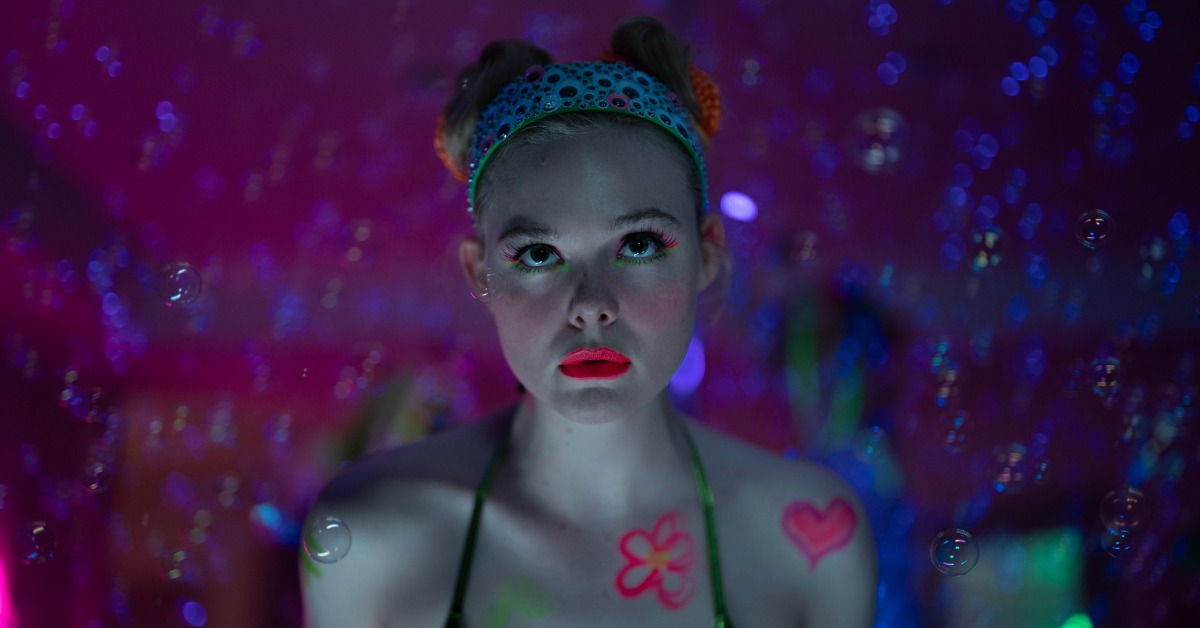 艾兒芬妮飾演懷抱著作家夢的「瑪歌」。（圖／Apple TV+）