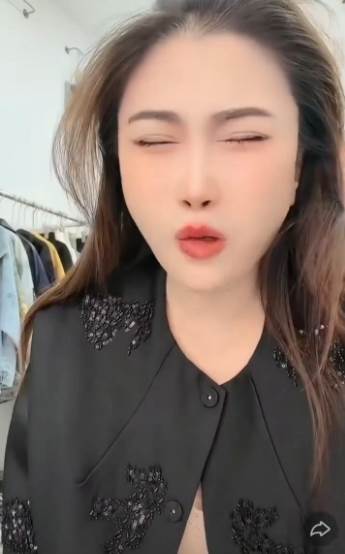 王炸姐表情痛苦求救助理。（圖／翻攝自微博）