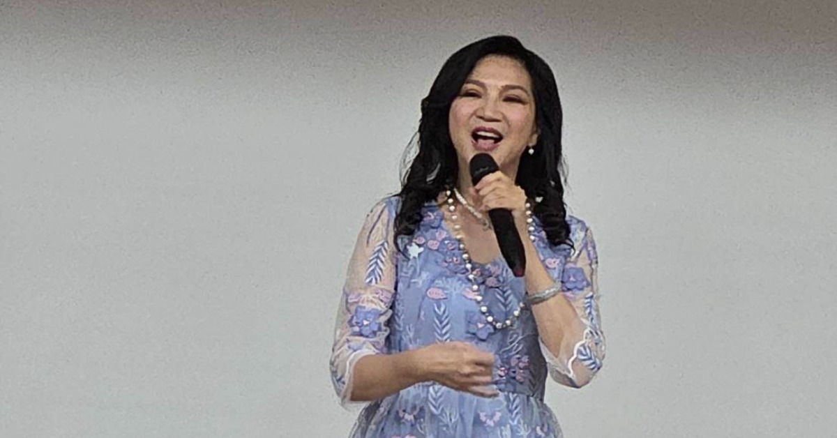 「金曲美聲歌后」小百合（周月綺）獻唱《小城故事》，並為張任芝蘭師母獻花。（圖／台北市電影委員會提供）