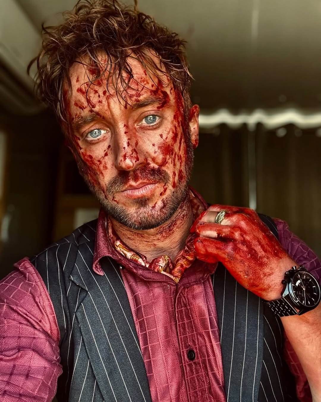 湯姆費爾頓近期在社群發布拍攝新片幕後照，全身浴血模樣嚇壞粉絲。（圖／華納兄弟）