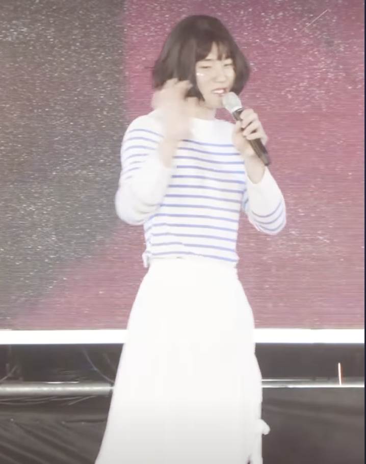 韓國職棒選手金倒永曾男扮女裝成NewJeans成員Hanni演出。（圖／翻攝自X）