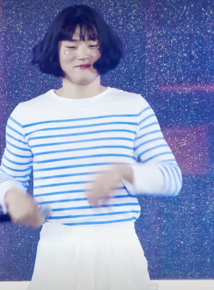 韓國職棒選手金倒永曾男扮女裝成NewJeans成員Hanni演出。（圖／翻攝自X）