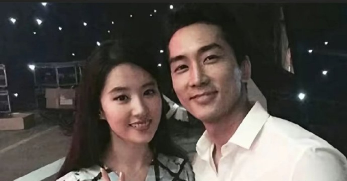 中國女星劉亦菲與韓國男星宋承憲曾短暫交往，後因聚少離多分手。（圖／翻攝自微博）