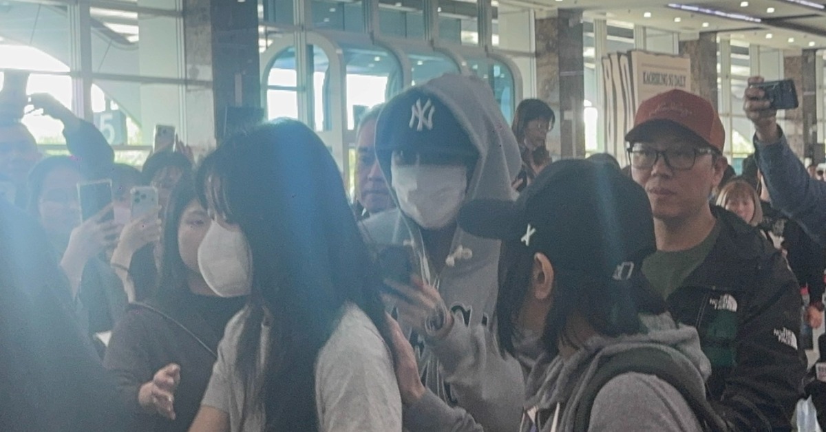 饒舌歌手李泳知（中）現身小港機場，將出演2026高雄櫻花季音樂節。（圖／記者楊雅芸攝）