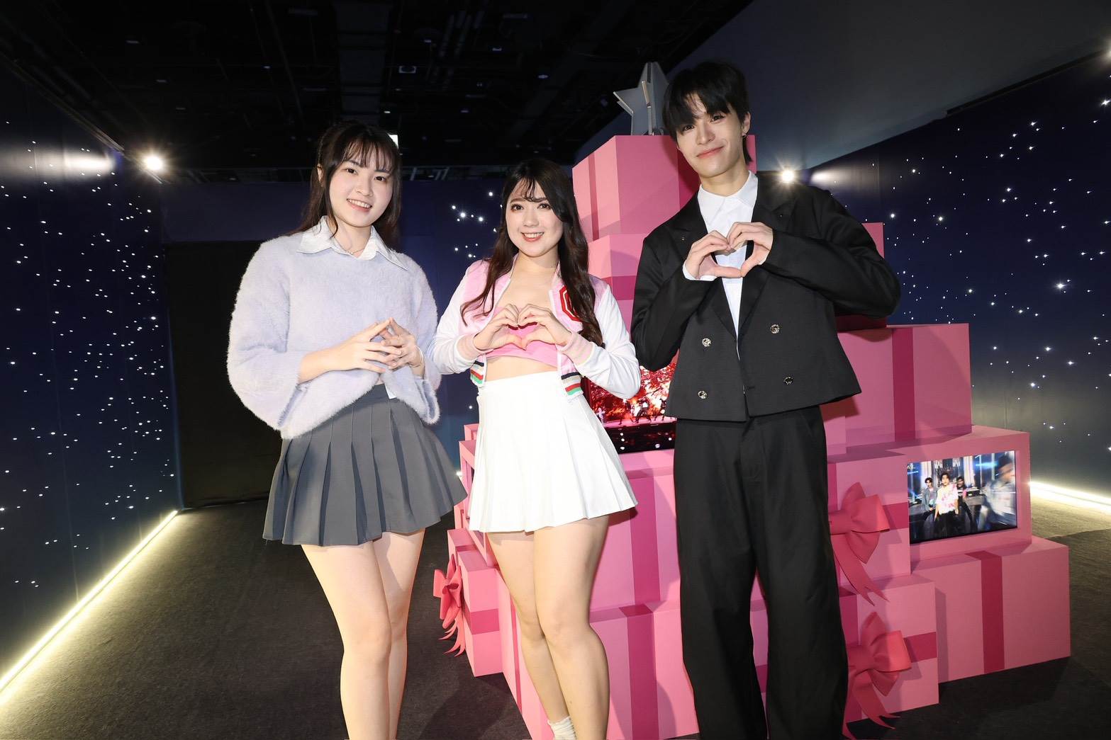 KOL麵麵、松鼠、寶賤體驗「零時差貼臉」的VR展覽。（圖／東森娛樂）