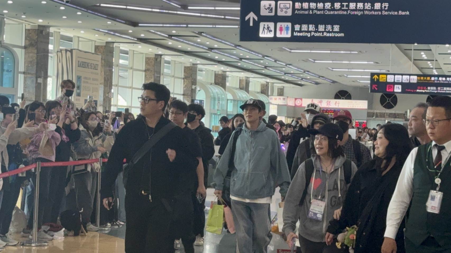 韓國男團HIGHLIGHT（BEAST）將出演2026高雄櫻花季音樂節，現身小港機場<a href='https://star.ebc.net.tw/search/tags/接機/' target='_blank'>接機</a>大廳，手裡提滿了粉絲的禮物。（圖／記者楊雅芸攝）