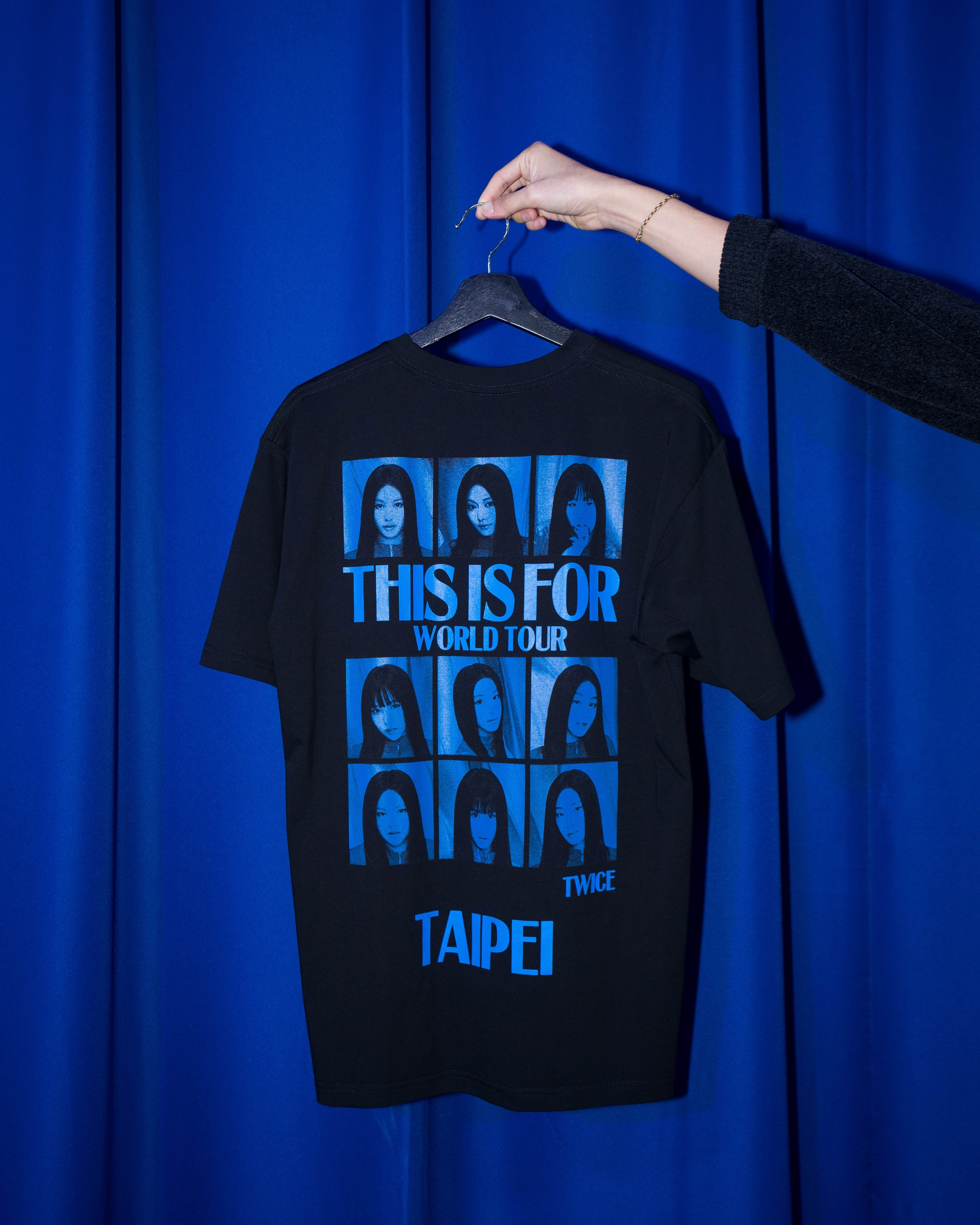 韓國女團TWICE限時快閃店特別限量推出城市專屬T-Shirt「台北限定款（TAIPEI EXCLUSIVE）」，包含經典黑、白兩色。（圖／Live Nation Taiwan提供）