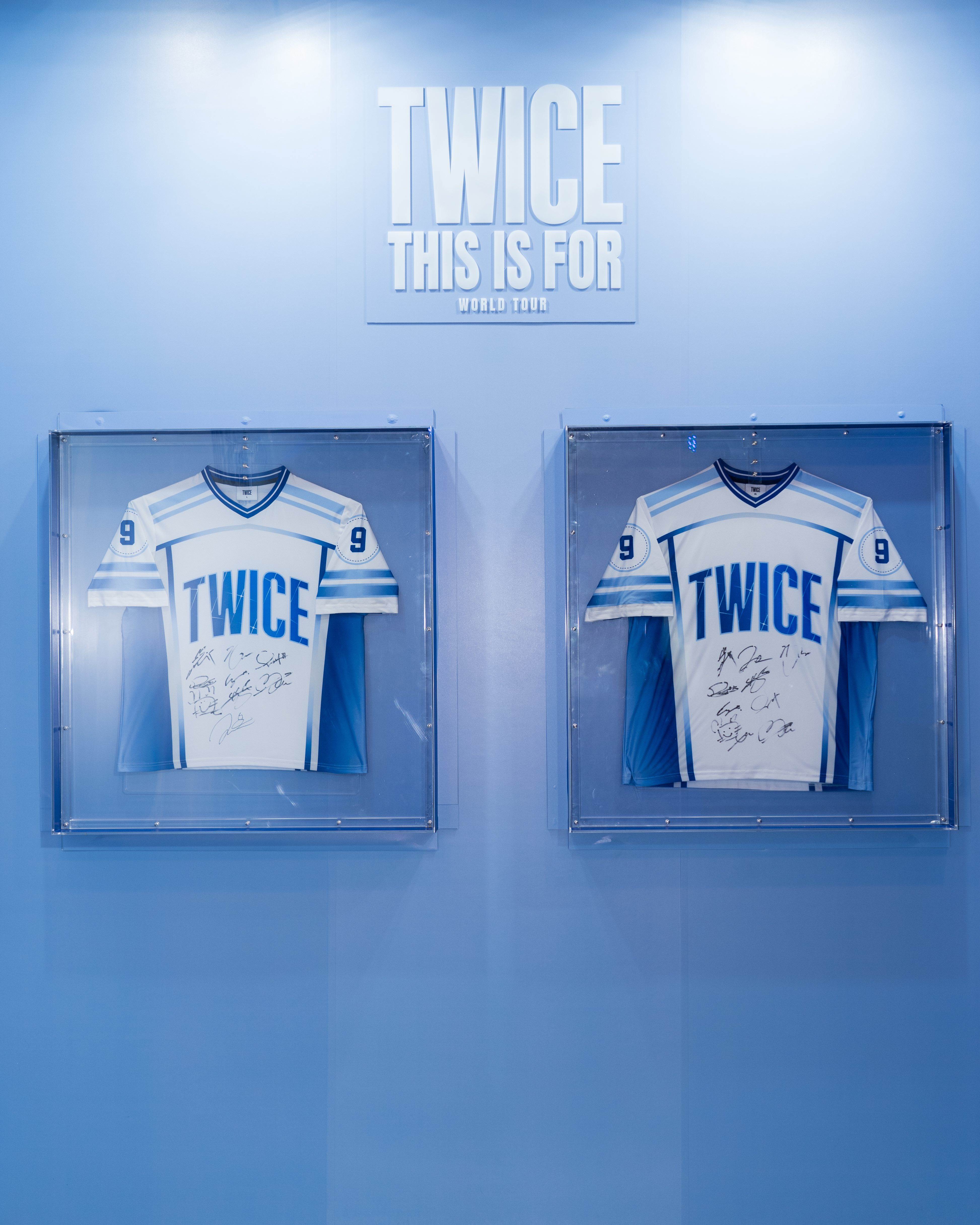韓國女團TWICE限時快閃店展出成員親筆簽名球衣作為「鎮店寶」，讓粉絲能近距離欣賞。（圖／Live Nation Taiwan提供）