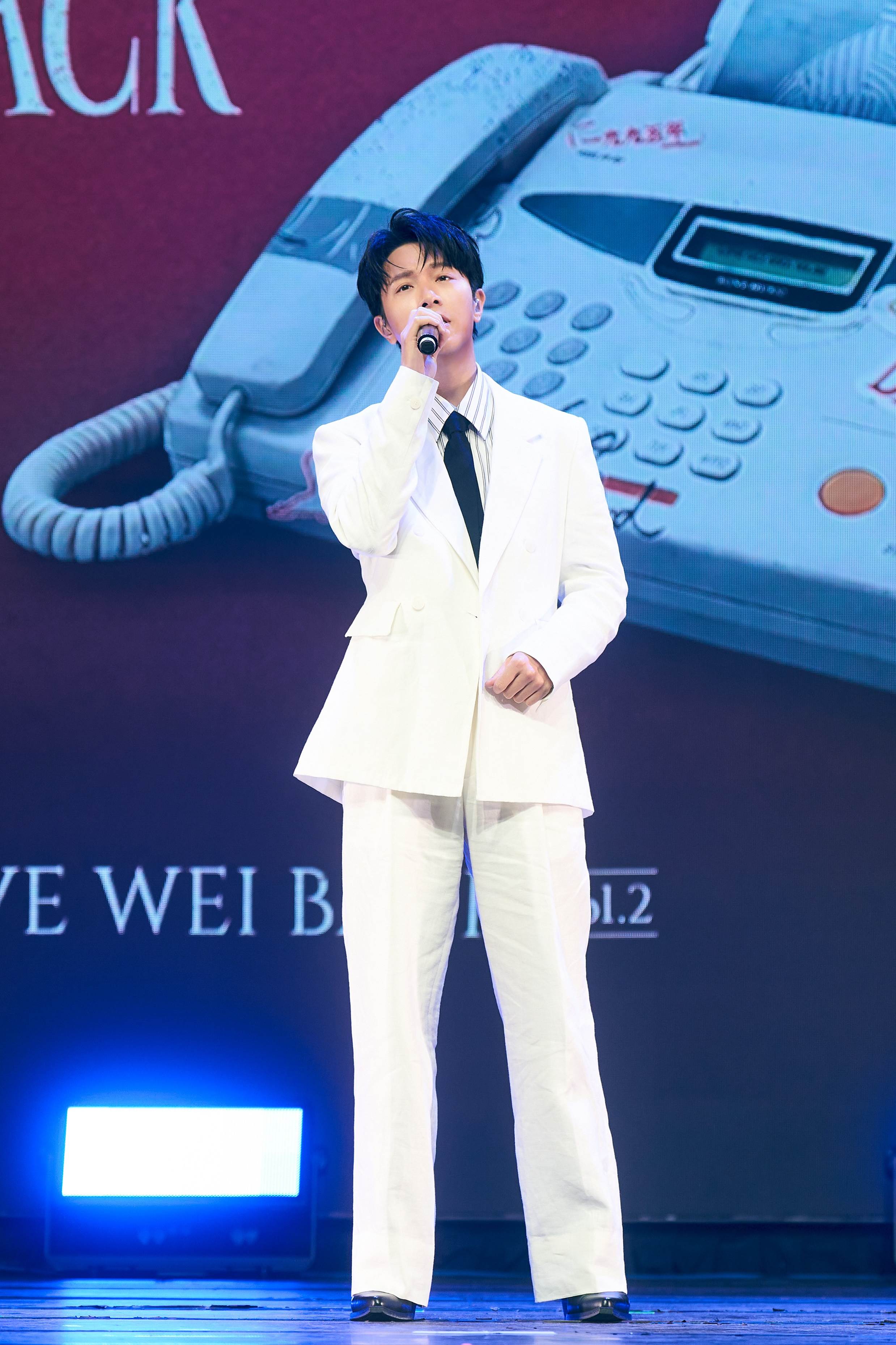 金曲創作才子韋禮安舉辦搶聽簽名會，以一身全白帥氣的「白馬王子」造型現身。（圖／索尼音樂提供）