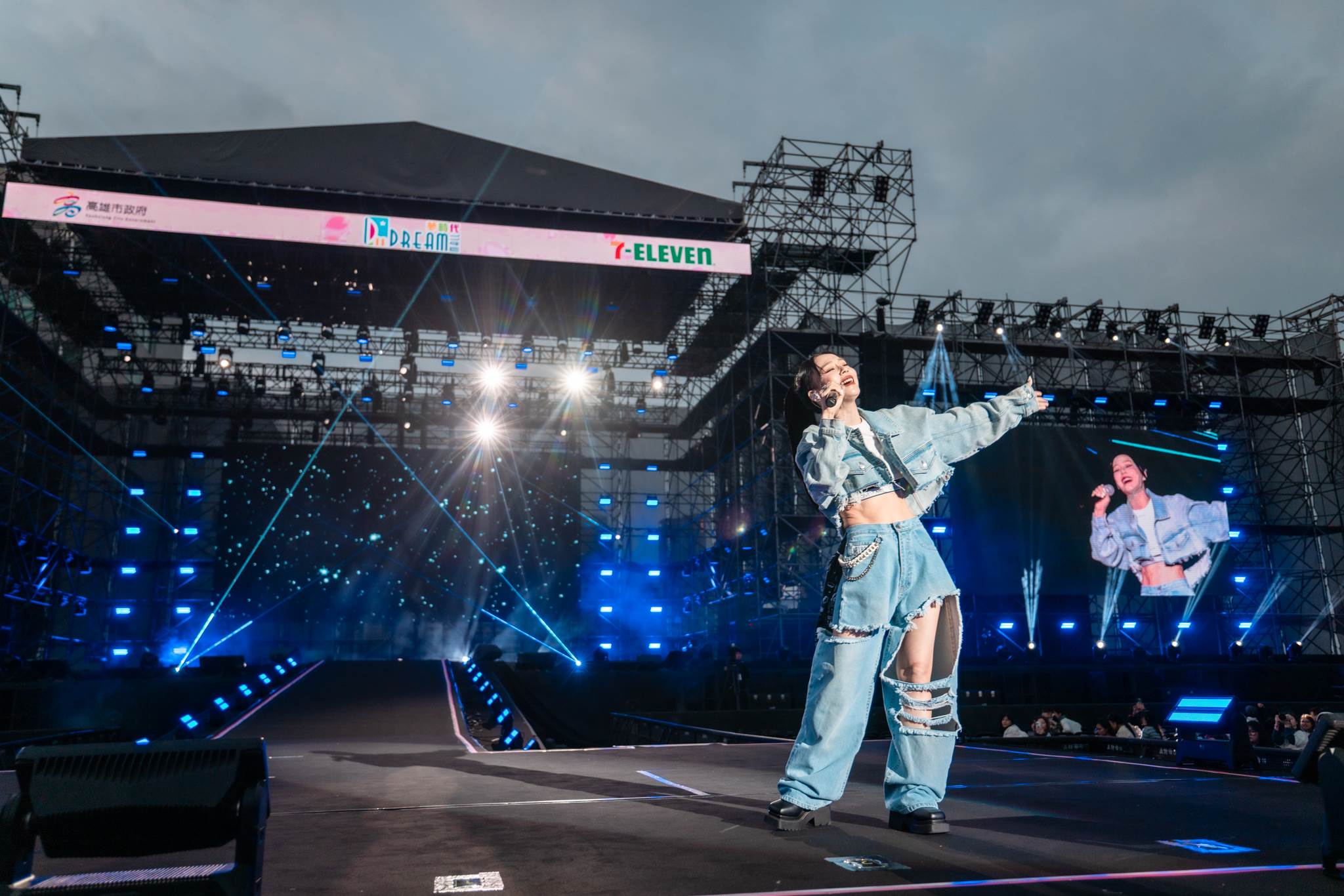 女星孫淑媚登櫻花季公開演出的全新單曲〈Catch Me〉。（圖／寬寬整合提供）