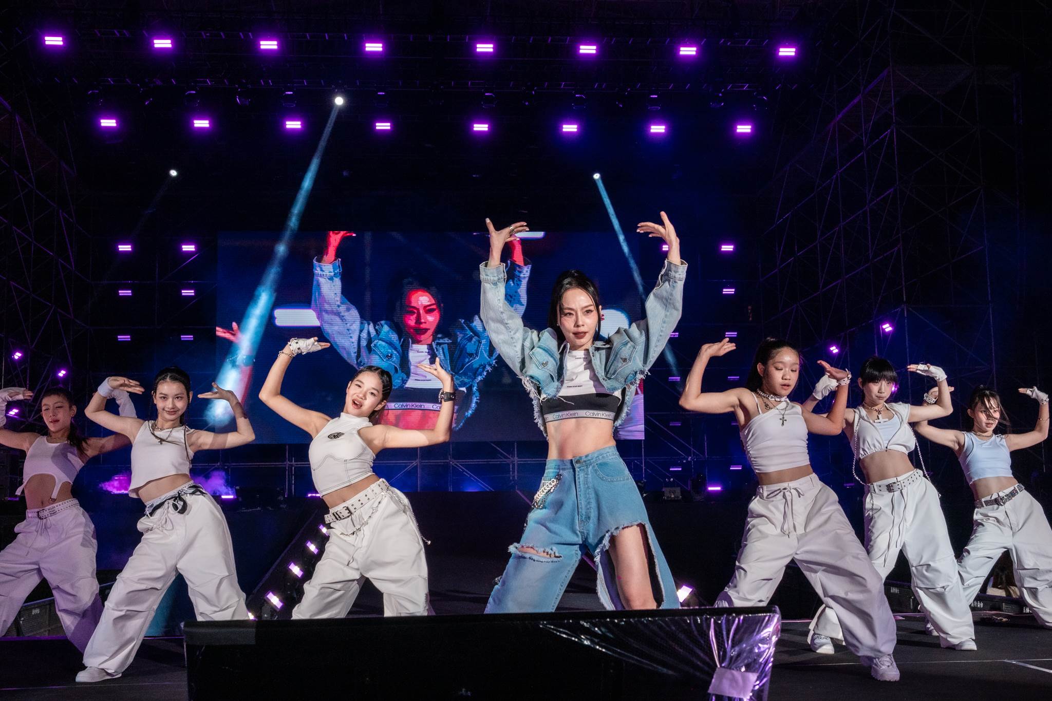 女星孫淑媚登櫻花季邀請實力舞團Monstiez的6位年輕舞者合作〈Like Jennie 〉。（圖／寬寬整合提供）