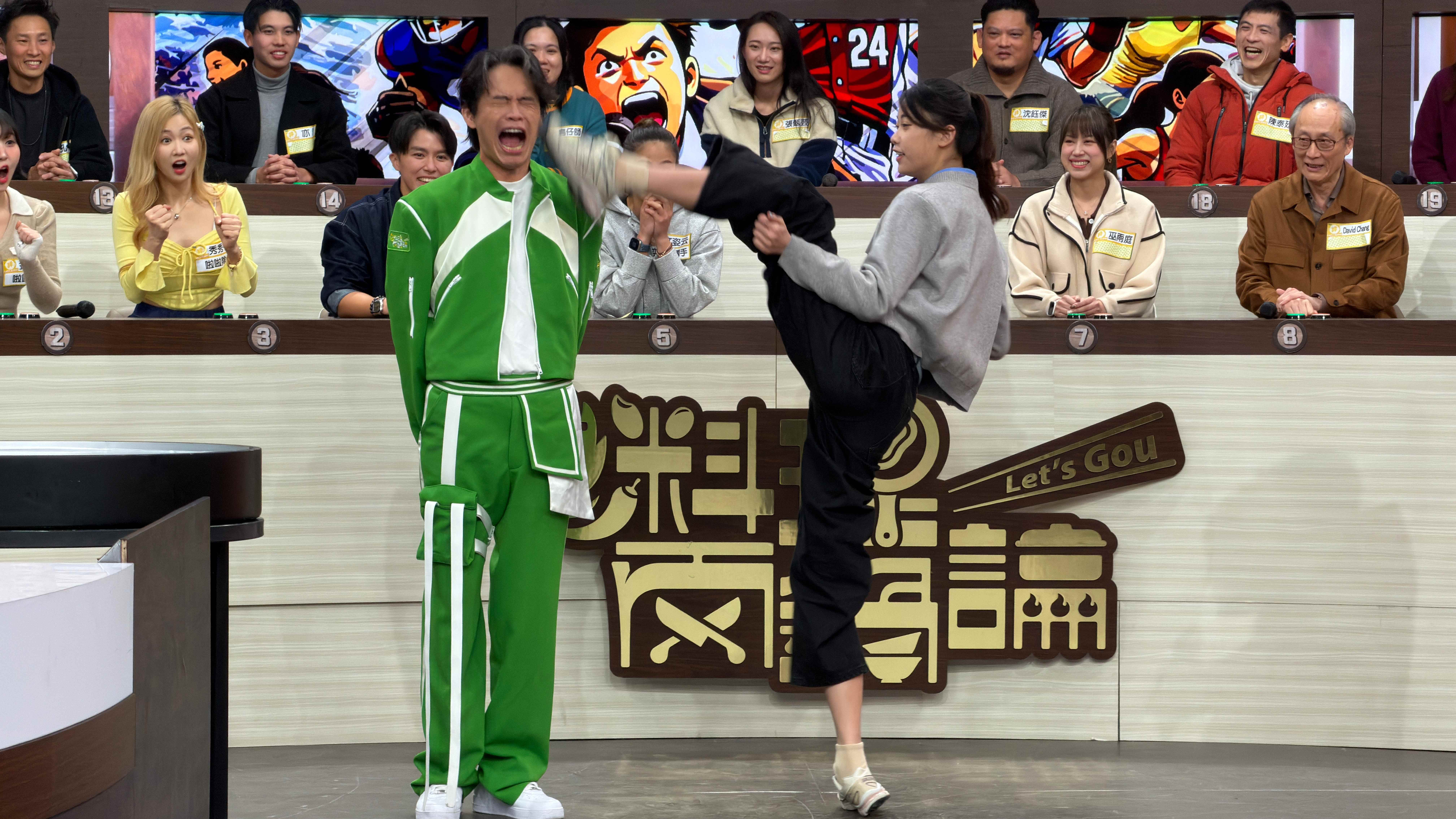 奧運銅牌跆拳道國手羅嘉翎與黃鐙輝示範跆拳道踢技 。（圖／麥卡貝網路電視提供）